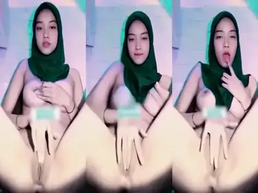 Bokep Hijab Sarah Cantik Colmek Memek Basah, Gaya Solo yang Tidak Perlu Penonton untuk Intens poster