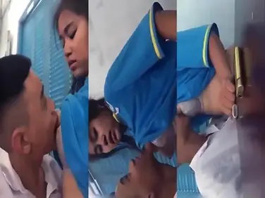 Bokep Pelajar SMP Ngenyot Nenen Dalam Kelas poster